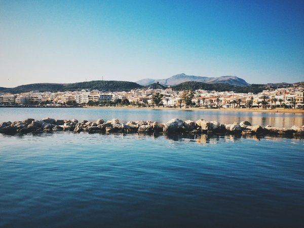Comment organiser un séjour en Crète avec des ateliers de fabrication de fromage et des randonnées côtières?
